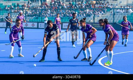 New Delhi, Inde. 07 novembre 2025. NEW DELHI, INDE - 7 NOVEMBRE : les joueurs de Hockey India XI et de Sports Minister's XI en action lors d'un match amical dans le cadre de la célébration des 100 ans du hockey indien, au stade national Major Dhyan Chand le 7 novembre 2025 à New Delhi, en Inde. (Photo de Raj K Raj/Hindustan Times/Sipa USA) crédit : Sipa USA/Alamy Live News Banque D'Images