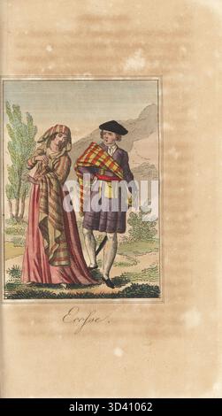 Costumes du peuple écossais, XVIIIe siècle. Homme en tam'o shanter, veste et kilt, châle rayé sur son épaule, poignard, sporran et Claymore. Femme en longue robe avec un châle rayé sur la tête. Ecosse. Gravure sur cuivre colorée à la main du choix de voyages les plus interessants dans diverses Parties du monde de Jean-François de la Harpe, chez Philippe, Paris, 1831. Banque D'Images