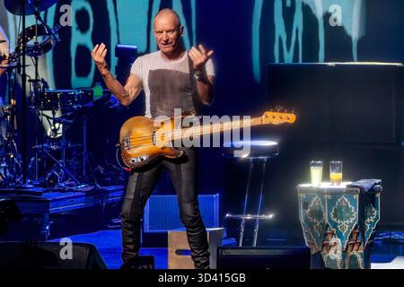 Hollywood, États-Unis. 07 novembre 2025. Sting se produit sur scène au Hard Rock Live au Seminole Hotel and Casino Hollywood, à Hollywood, en Floride, le vendredi 7 novembre 2025. Photo de Gary i Rothstein/UPI crédit : UPI/Alamy Live News Banque D'Images