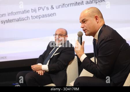 Tubize, Belgique. 07 novembre 2025. Le ministre de l’intérieur Bernard Quintin et le PDG du syndicat belge de football Peter Willems photographiés lors d’une table ronde sur la sécurité dans le football, organisée par la Pro League et la Royal Belgian Football Association (RBFA), vendredi 07 novembre 2025 à Tubize. BELGA PHOTO VIRGINIE LEFOUR crédit : Belga News Agency/Alamy Live News Banque D'Images