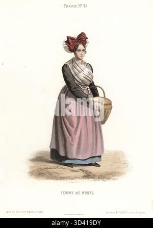 Femme de Nîmes, Occitanie, sud de la France. Femme en bonnet avec grand ruban attaché dans un noeud, fichu à carreaux, veste en coton, jupes, tablier avec poches, tenant un panier en osier. Femme de Nîmes. Gravure sur acier colorée à la main du Musée Cosmopolite, Musée de costumes, Musée Cosmopolitan, éditée par l'ancienne maison Aubert, Paris, 1850. Banque D'Images