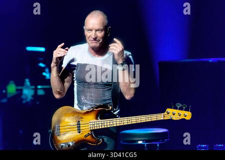 Hollywood, États-Unis. 07 novembre 2025. Sting se produit sur scène au Hard Rock Live au Seminole Hotel and Casino Hollywood, à Hollywood, en Floride, le vendredi 7 novembre 2025. Photo de Gary i Rothstein/UPI crédit : UPI/Alamy Live News Banque D'Images
