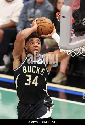 Milwaukee, États-Unis. 7 novembre 2025. Giannis Antetokounmpo des Milwaukee Bucks dunks lors du match de saison régulière 2025-2026 entre les Milwaukee Bucks et les Chicago Bulls à Milwaukee, aux États-Unis, le 7 novembre 2025. Crédit : Joel Lerner/Xinhua/Alamy Live News Banque D'Images