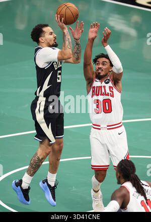 Milwaukee, États-Unis. 7 novembre 2025. Cole Anthony (l) des Milwaukee Bucks tire lors du match de saison régulière 2025-2026 entre les Bucks de Milwaukee et les Bulls de Chicago à Milwaukee, aux États-Unis, le 7 novembre 2025. Crédit : Joel Lerner/Xinhua/Alamy Live News Banque D'Images