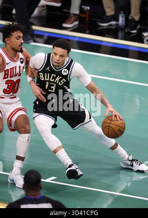 Milwaukee, États-Unis. 7 novembre 2025. Ryan Rollins (R) des Milwaukee Bucks concourt lors du match de saison régulière NBA 2025-2026 entre les Milwaukee Bucks et les Chicago Bulls à Milwaukee, aux États-Unis, le 7 novembre 2025. Crédit : Joel Lerner/Xinhua/Alamy Live News Banque D'Images