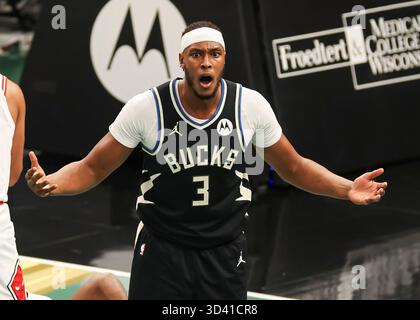 Milwaukee, États-Unis. 7 novembre 2025. Myles Turner des Milwaukee Bucks réagit lors du match de saison régulière NBA 2025-2026 entre les Milwaukee Bucks et les Chicago Bulls à Milwaukee, aux États-Unis, le 7 novembre 2025. Crédit : Joel Lerner/Xinhua/Alamy Live News Banque D'Images