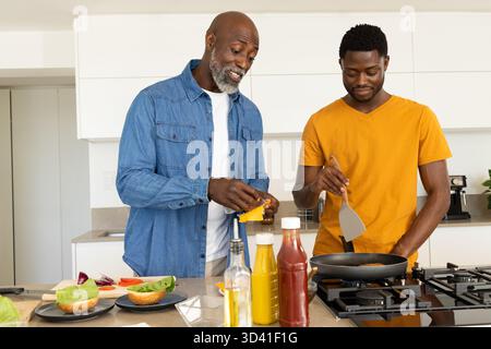 Repas de cuisine familiale afro-américaine dans la cuisine maison, avec des tranches d'avocat et des condiments Banque D'Images