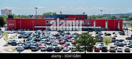 Vienne, Autriche - 6 août 2024 : magasin Intersport à Vienne, Autriche. Intersport est un détaillant international d'articles de sport. Banque D'Images