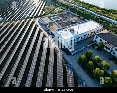 Vue aérienne de la vaste centrale solaire Banque D'Images