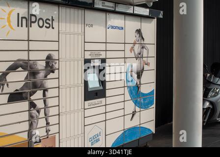 Cremona, Italie - 2 octobre 2025 système de casier à colis Inpost installé à l'intérieur du magasin Decathlon au centre commercial CremonaPo en Italie, offrant un clic pratique Banque D'Images
