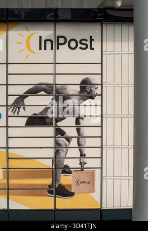 Cremona, Italie - 2 octobre 2025 système de casier à colis Inpost installé à l'intérieur du magasin Decathlon au centre commercial CremonaPo en Italie, offrant un clic pratique Banque D'Images