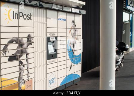 Cremona, Italie - 2 octobre 2025 système de casier à colis Inpost installé à l'intérieur du magasin Decathlon au centre commercial CremonaPo en Italie, offrant un clic pratique Banque D'Images