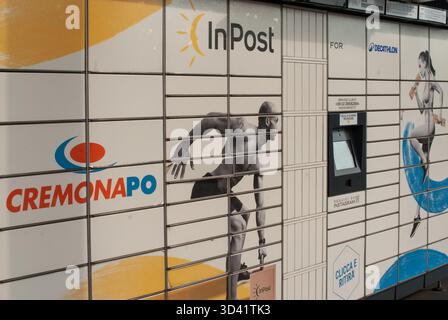 Cremona, Italie - 2 octobre 2025 système de casier à colis Inpost installé à l'intérieur du magasin Decathlon au centre commercial CremonaPo en Italie, offrant un clic pratique Banque D'Images