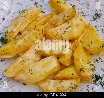 Quartiers de pommes de terre cuits au four maison, pommes de terre cuites au four, isolés sur fond blanc. Photo de haute qualité Banque D'Images
