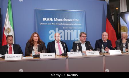 Berlin, Allemagne. 05 novembre 2025. Les panélistes présents à la conférence de Berlin discutent de la campagne d'exécution du régime iranien et des opérations de renseignement en Europe. Une conférence multipartite intitulée Iran Human Rights Opportunities for change and Europe's Responsibility a rassemblé des législateurs, des diplomates et des experts allemands pour aborder la crise de l'exécution iranienne et la répression transnationale. Maryam Rajavi, présidente élue du NCRI, a prononcé un discours par liaison vidéo exhortant l'Europe à mettre fin à l'apaisement et à agir de manière décisive contre les violations des droits de l'homme commises par Téhéran. Crédit : SOPA images Limited/Alamy Live News Banque D'Images