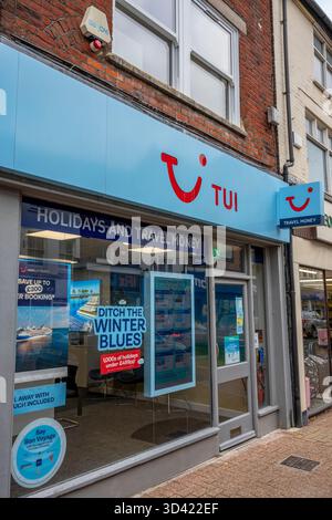 Magasin de voyage TUI ou magasin dans la rue principale du centre-ville. Locaux commerciaux des agents de voyages appartenant à la chaîne de voyages Tui. magasin de réservation de voyages de vacances. Banque D'Images