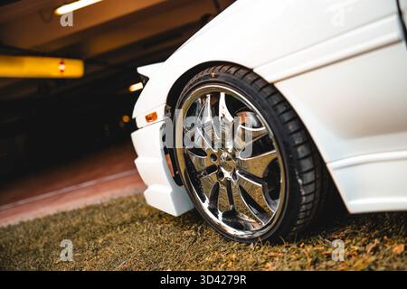 Milan, italie, 28 octobre 2025 : gros plan d'une voiture de sport blanche mettant en évidence les jantes en alliage chromé brillant, les pneus bas profil et les détails élégants de l'aile avant Banque D'Images