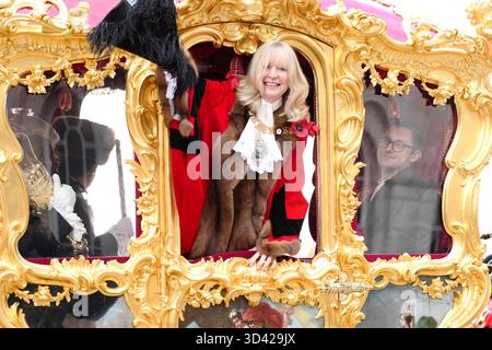 LONDRES, Royaume-Uni, 8 novembre 2025. La 697e Lord Mayor de Londres, Dame Susan Langley DBE, dans son entraîneur Gold State sur son chemin vers les cours royales de Justice pour prêter son serment d'office et l'allégeance à la Couronne comme la première à être titrée Lady Mayor of London. Crédit : Ian Bozic/Alamy Live News Banque D'Images