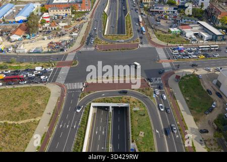 Vue aérienne de haut en bas de l'intersection de Tirana où Dritan Hoxha Road rencontre le périphérique extérieur, montrant les tunnels, les voies et la circulation achalandée. Banque D'Images