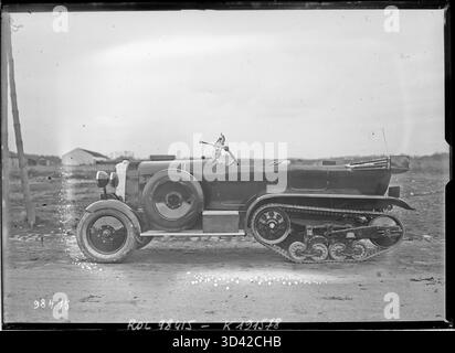 Photographie prise le 4 février 1925 à Satory lors d'une compétition d'endurance pour véhicules militaires. L'image montre un véhicule à chenilles Citroën 10 HP. Banque D'Images