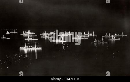 Navires illuminés à la revue navale à Spithead, en Angleterre, lors du couronnement du roi George V en 1911. La revue a présenté la flotte navale britannique dans une démonstration cérémonielle de force et d'unité. Banque D'Images