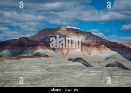 Formations géologiques colorées et collines striées à Nallihan, Turquie, montrant l'érosion naturelle et les couches sédimentaires sous ciel nuageux. Banque D'Images