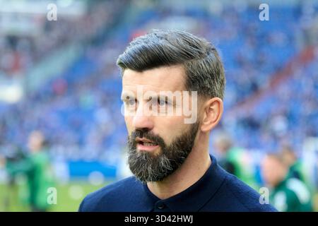 Gelsenkirchen, Allemagne. 08 novembre 2025. Football : Bundesliga 2, FC Schalke 04 - SV Elversberg, Journée 12, Veltins Arena. Entraîneur Miron Muslic (FC Schalke 04) avant le match. Crédit : Bernd Thissen/dpa - NOTE IMPORTANTE : conformément aux règlements de la DFL German Football League et de la DFB German Football Association, il est interdit d'utiliser ou de faire utiliser des photographies prises dans le stade et/ou du match sous forme d'images séquentielles et/ou de séries de photos de type vidéo./dpa/Alamy Live News Banque D'Images