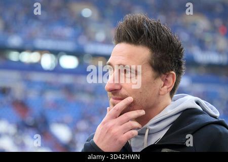 Gelsenkirchen, Allemagne. 08 novembre 2025. Football : Bundesliga 2, FC Schalke 04 - SV Elversberg, Journée 12, Veltins Arena. L'entraîneur Vincent Wagner (SV 07 Elversberg) avant le match. Crédit : Bernd Thissen/dpa - NOTE IMPORTANTE : conformément aux règlements de la DFL German Football League et de la DFB German Football Association, il est interdit d'utiliser ou de faire utiliser des photographies prises dans le stade et/ou du match sous forme d'images séquentielles et/ou de séries de photos de type vidéo./dpa/Alamy Live News Banque D'Images