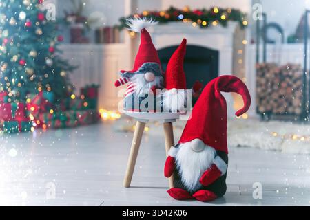Joyeux Noël. Carte de vacances avec de mignons gnomes dans la chambre Banque D'Images