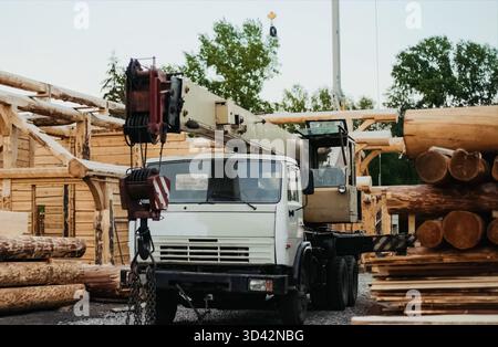 Base de construction de matériaux en bois, transport du bois. Banque D'Images