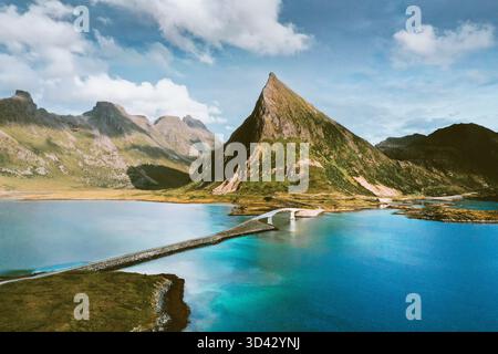 Îles Lofoten paysage Fredvang ponts vue aérienne dans le nord de la Norvège montagnes mer et route, la nature scandinave célèbre destination de voyage d'été Banque D'Images