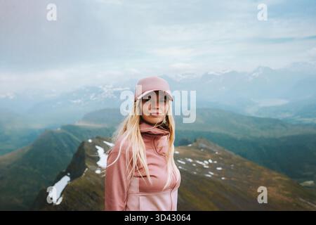 Portrait de femme dans les montagnes voyage style de vie blonde fille voyageur randonnée en plein air vacances d'été actives en Norvège, randonneur féminin regardant la caméra Banque D'Images