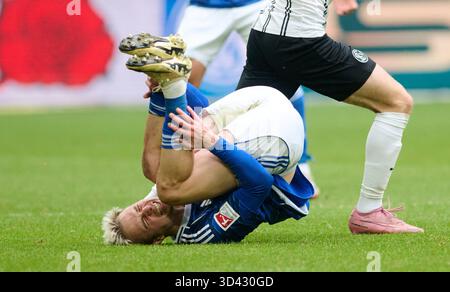 Gelsenkirchen, Allemagne. 08 novembre 2025. Football : Bundesliga 2, FC Schalke 04 - SV Elversberg, Journée 12, Veltins Arena. Finn Porath (FC Schalke 04) en action. Crédit : Bernd Thissen/dpa - NOTE IMPORTANTE : conformément aux règlements de la DFL German Football League et de la DFB German Football Association, il est interdit d'utiliser ou de faire utiliser des photographies prises dans le stade et/ou du match sous forme d'images séquentielles et/ou de séries de photos de type vidéo./dpa/Alamy Live News Banque D'Images