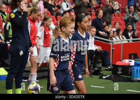 Amsterdam, pays-Bas. 08 novembre 2025. Clubs entrant dans le match entre Ajax et PSV femmes au Johan Cruijff stadion, Amsterdam, pays-Bas. Crédit : SPP Sport Press photo. /Alamy Live News Banque D'Images