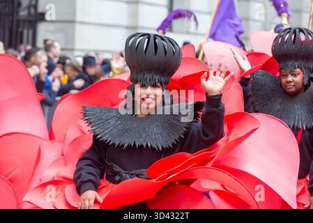 Volaille, ville de Londres, Royaume-Uni. 8 novembre 2025.le spectacle historique du Lord Mayor a plus de 800 ans et dans les temps modernes se compose de milliers de participants voyageant de Guildhall à la ville de Westminster. City of London Solicitors Company participant coloré Banque D'Images