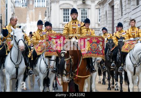 Londres, Royaume-Uni. 8 novembre 2025. Le 697e Lord Mayor's Show, Dame Susan Langley DBE devient la première femme à être titrée Lady Mayor of London. Attente dans une rue latérale pour rejoindre la procession principale crédit : Phil Robinson/Alamy Live News Banque D'Images