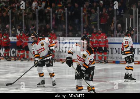 Landshut, Allemagne. 08 novembre 2025. Hockey sur glace, femmes : Coupe d'Allemagne femmes, Allemagne - Hongrie, jour de match 4. Les joueurs allemands s'échauffent. Crédit : Markus Lenhardt/dpa/Alamy Live News Banque D'Images