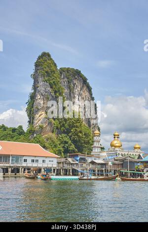 PHUKET, THAÏLANDE - 12 NOVEMBRE 2017 : superbe paysage marin de l'île de Panyee avec ses falaises de calcaire et sa mosquée flottante Banque D'Images