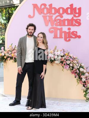 HOLLYWOOD, LOS ANGELES, CALIFORNIE, États-Unis - NOVEMBRE 07 : L'acteur, producteur, écrivain et musicien américain Adam Brody et l'actrice, productrice, chanteuse, comédienne et scénariste américaine Kristen Bell arrivent à l'événement Netflix FYSEE : The Fall Edit - 'Nobody Wants This' saison 2 FYC (pour votre considération) qui s'est tenu au Netflix Tudum Theater le 7 novembre 2025 à Hollywood, Los Angeles, Californie, États-Unis. (Photo de Xavier Collin/image Press Agency) Banque D'Images