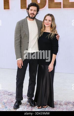HOLLYWOOD, LOS ANGELES, CALIFORNIE, États-Unis - NOVEMBRE 07 : L'acteur, producteur, écrivain et musicien américain Adam Brody et l'actrice, productrice, chanteuse, comédienne et scénariste américaine Kristen Bell arrivent à l'événement Netflix FYSEE : The Fall Edit - 'Nobody Wants This' saison 2 FYC (pour votre considération) qui s'est tenu au Netflix Tudum Theater le 7 novembre 2025 à Hollywood, Los Angeles, Californie, États-Unis. (Photo de Xavier Collin/image Press Agency) Banque D'Images