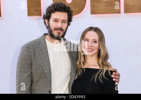 HOLLYWOOD, LOS ANGELES, CALIFORNIE, États-Unis - NOVEMBRE 07 : L'acteur, producteur, écrivain et musicien américain Adam Brody et l'actrice, productrice, chanteuse, comédienne et scénariste américaine Kristen Bell arrivent à l'événement Netflix FYSEE : The Fall Edit - 'Nobody Wants This' saison 2 FYC (pour votre considération) qui s'est tenu au Netflix Tudum Theater le 7 novembre 2025 à Hollywood, Los Angeles, Californie, États-Unis. (Photo de Xavier Collin/image Press Agency) Banque D'Images