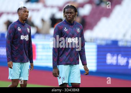 Burnley's Lesley Ugochukwu lors du premier League match au London Stadium. Date de la photo : samedi 8 novembre 2025. Banque D'Images
