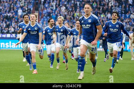 Gelsenkirchen, Allemagne. 08 novembre 2025. Football : Bundesliga 2, FC Schalke 04 - SV Elversberg, Journée 12, Veltins Arena. Les joueurs de Schalke applaudissent après le coup de sifflet final. Crédit : Bernd Thissen/dpa - NOTE IMPORTANTE : conformément aux règlements de la DFL German Football League et de la DFB German Football Association, il est interdit d'utiliser ou de faire utiliser des photographies prises dans le stade et/ou du match sous forme d'images séquentielles et/ou de séries de photos de type vidéo./dpa/Alamy Live News Banque D'Images