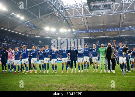 Gelsenkirchen, Allemagne. 08 novembre 2025. Football : Bundesliga 2, FC Schalke 04 - SV Elversberg, Journée 12, Veltins Arena. Les joueurs de Schalke applaudissent après le coup de sifflet final. Crédit : Bernd Thissen/dpa - NOTE IMPORTANTE : conformément aux règlements de la DFL German Football League et de la DFB German Football Association, il est interdit d'utiliser ou de faire utiliser des photographies prises dans le stade et/ou du match sous forme d'images séquentielles et/ou de séries de photos de type vidéo./dpa/Alamy Live News Banque D'Images