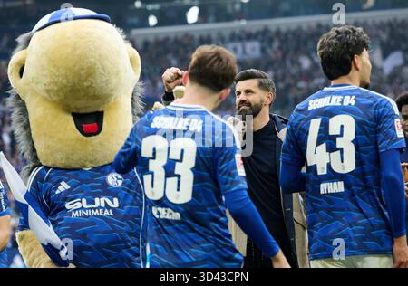 Gelsenkirchen, Allemagne. 08 novembre 2025. Football : Bundesliga 2, FC Schalke 04 - SV Elversberg, Journée 12, Veltins Arena. L’entraîneur Miron Muslic (FC Schalke 04) célèbre après le match. Crédit : Bernd Thissen/dpa - NOTE IMPORTANTE : conformément aux règlements de la DFL German Football League et de la DFB German Football Association, il est interdit d'utiliser ou de faire utiliser des photographies prises dans le stade et/ou du match sous forme d'images séquentielles et/ou de séries de photos de type vidéo./dpa/Alamy Live News Banque D'Images