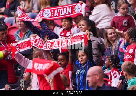 Amsterdam, pays-Bas. 08 novembre 2025. AMSTERDAM, PAYS-BAS - 8 NOVEMBRE : les fans de l'Ajax soutenant leur équipe lors d'un match Euro Jackpot Vrouwen Eredivisie au Johan Cruijff Arena le 8 novembre 2025 à Amsterdam, pays-Bas. (Photo par Andre Weening/Orange Pictures) crédit : Orange pics BV/Alamy Live News Banque D'Images