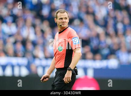 Gelsenkirchen, Allemagne. 08 novembre 2025. Football : Bundesliga 2, FC Schalke 04 - SV Elversberg, Journée 12, Veltins Arena, arbitre Robin Braun. Crédit : Bernd Thissen/dpa - NOTE IMPORTANTE : conformément aux règlements de la DFL German Football League et de la DFB German Football Association, il est interdit d'utiliser ou de faire utiliser des photographies prises dans le stade et/ou du match sous forme d'images séquentielles et/ou de séries de photos de type vidéo./dpa/Alamy Live News Banque D'Images