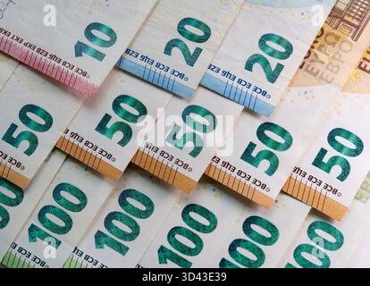 Billets et pièces en euros. Euro monnaie. Contexte des billets et pièces de monnaie de l'union européenne. Gros plan sur les billets et les pièces en euros. Banque D'Images