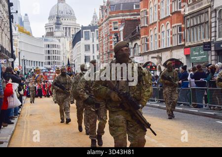 Londres, Royaume-Uni. 8 novembre 2025. Le personnel militaire marche pendant la procession Lady Mayor's Show dans Fleet Street. Dame Susan Langley est la 697e Lord Maire de Londres, seulement la troisième femme à occuper ce poste en plus de 800 ans, et la première à être nommée « Lady Mayor of London ». La City de Londres, le quartier financier de la capitale, élit chaque année un nouveau maire. Crédit : Vuk Valcic/Alamy Live News Banque D'Images