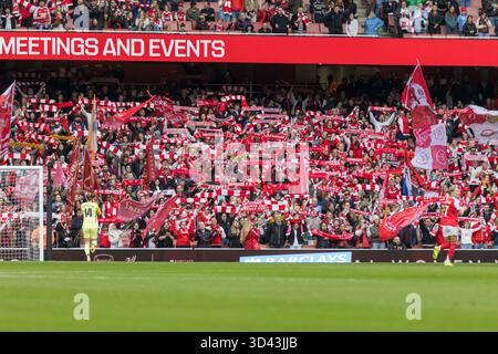 Londres, Royaume-Uni. 8 novembre 2025. Les fans d'Arsenal avant le match de Super League féminine des Barclays entre Arsenal Women vs Chelsea Women à Emirates Stadium.Credit : Suzanne Lycett/Alamy. Banque D'Images